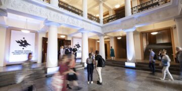 Taiteiden yö Helsingin yliopiston päärakennuksella
