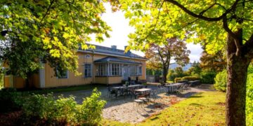 Lukuretriitti kartanon puutarhassa