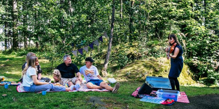 Kolmen festivaaliviikonlopun aikana jaetaan yhteensä lähes tuhat Taidelahjaa ympäri Helsingin yhteistyössä OP Helsingin kanssa