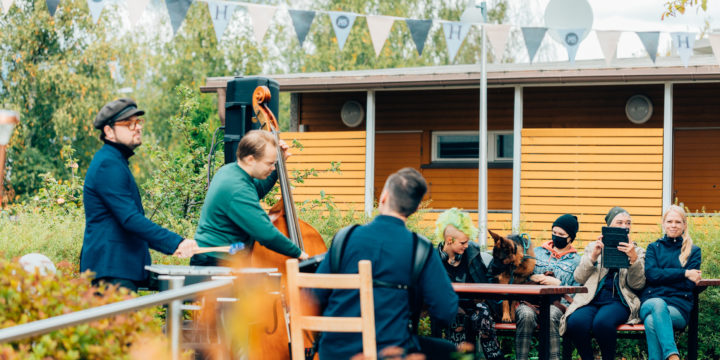 Helsingin juhlaviikot jakoi 1000 Taidelahjaa ja toi pihoille 50 Korttelikonserttia