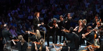 Nicholas Collons orkester Aurora tolkar Våroffer utantill på världspremiär i augusti